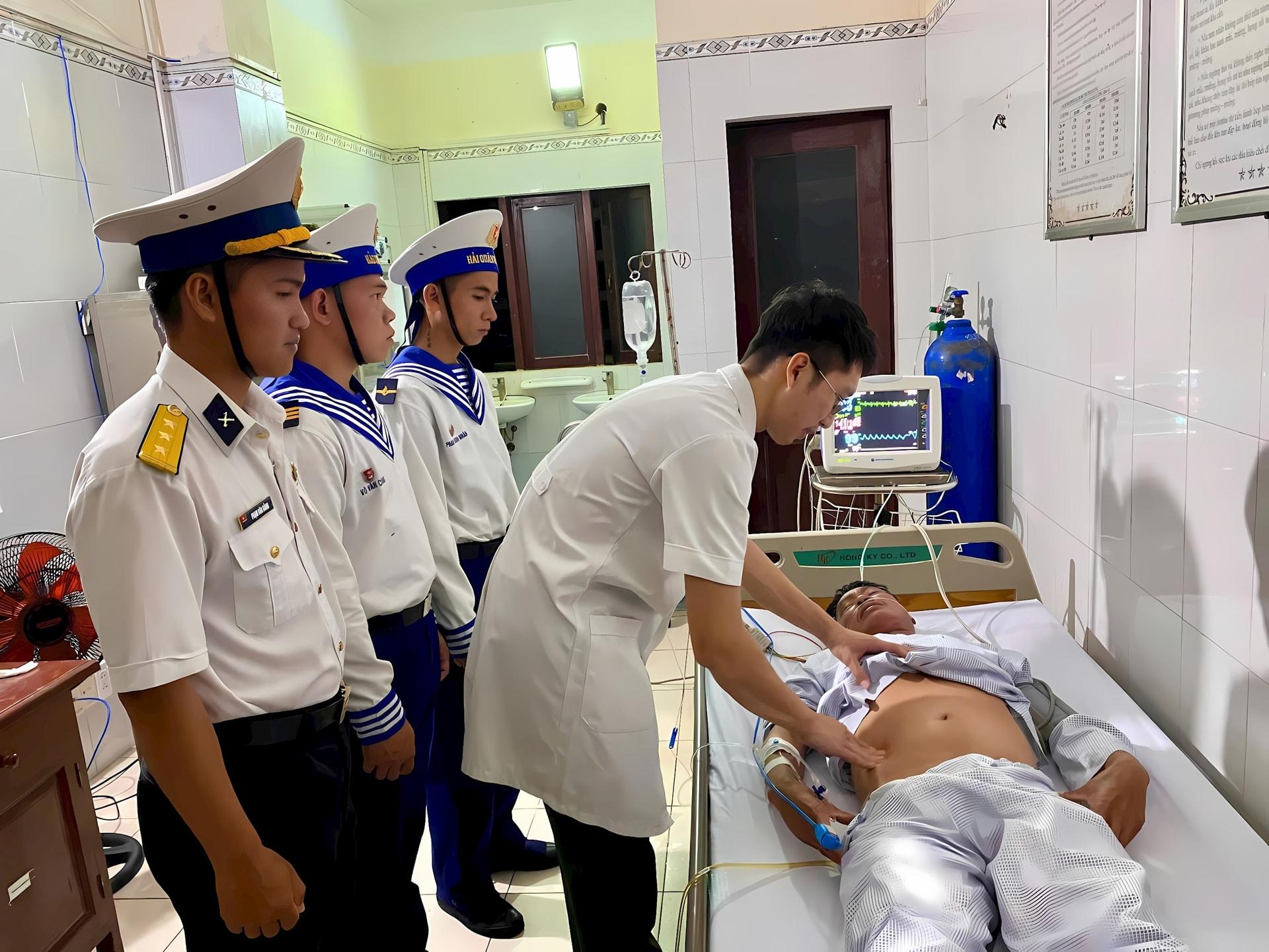 bac-si-dao-truong-sa-tham-kham-benh-nhan.jpeg
