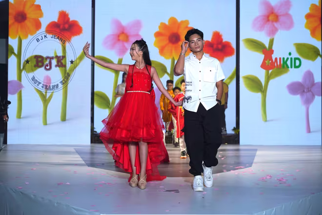 Với thông điệp “Nhà là sàn diễn của yêu thương”, BST &quot;Home Is My Runway&quot; mang đến những thiết kế thun cotton 100%, co giãn thoải mái và linh hoạt, giúp bé thoải mái vận động và tự do thể hiện bản thân dù ở nhà, ở trường hay trong những buổi dạo chơi