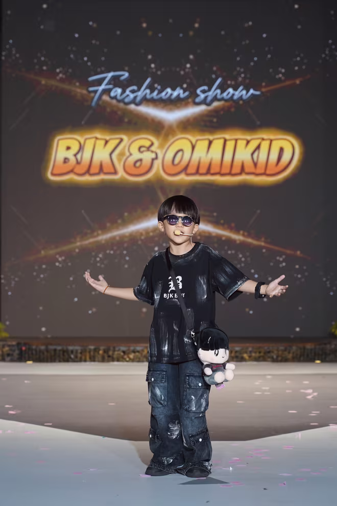 Xệ Xệ là gương mặt nhí được đông đảo khán giả yêu mến bởi năng lượng tích cực, phong cách biểu diễn tự nhiên, đáng yêu. Bé tên thật là Nguyễn Trung Dũng, sinh năm 2017, cháu của Quán quân Rap Việt mùa 3 Double2T