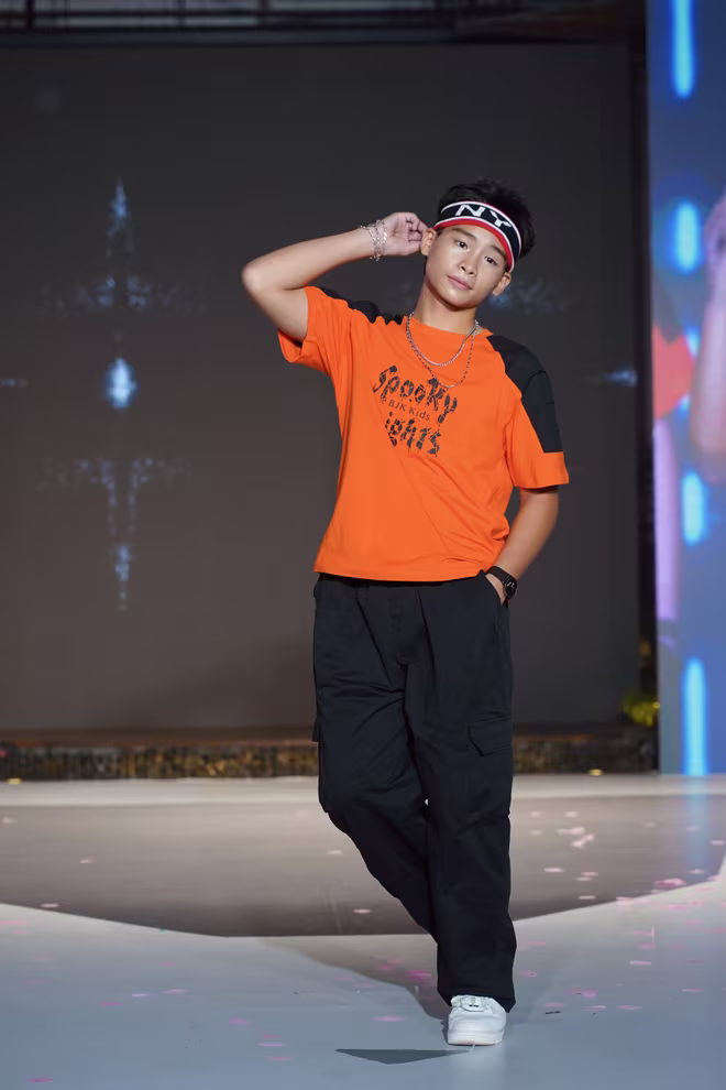 Bắt đầu bằng nhịp điệu hip-hop sôi động, BST “Little Legends” là lời tôn vinh thế hệ street kids – những đứa trẻ của thành phố, luôn dám thể hiện bản thân