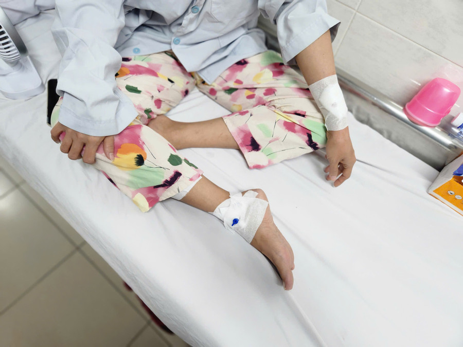 Hình ảnh chị H. phải nhập viện chạy thận 3 lần/tuần.