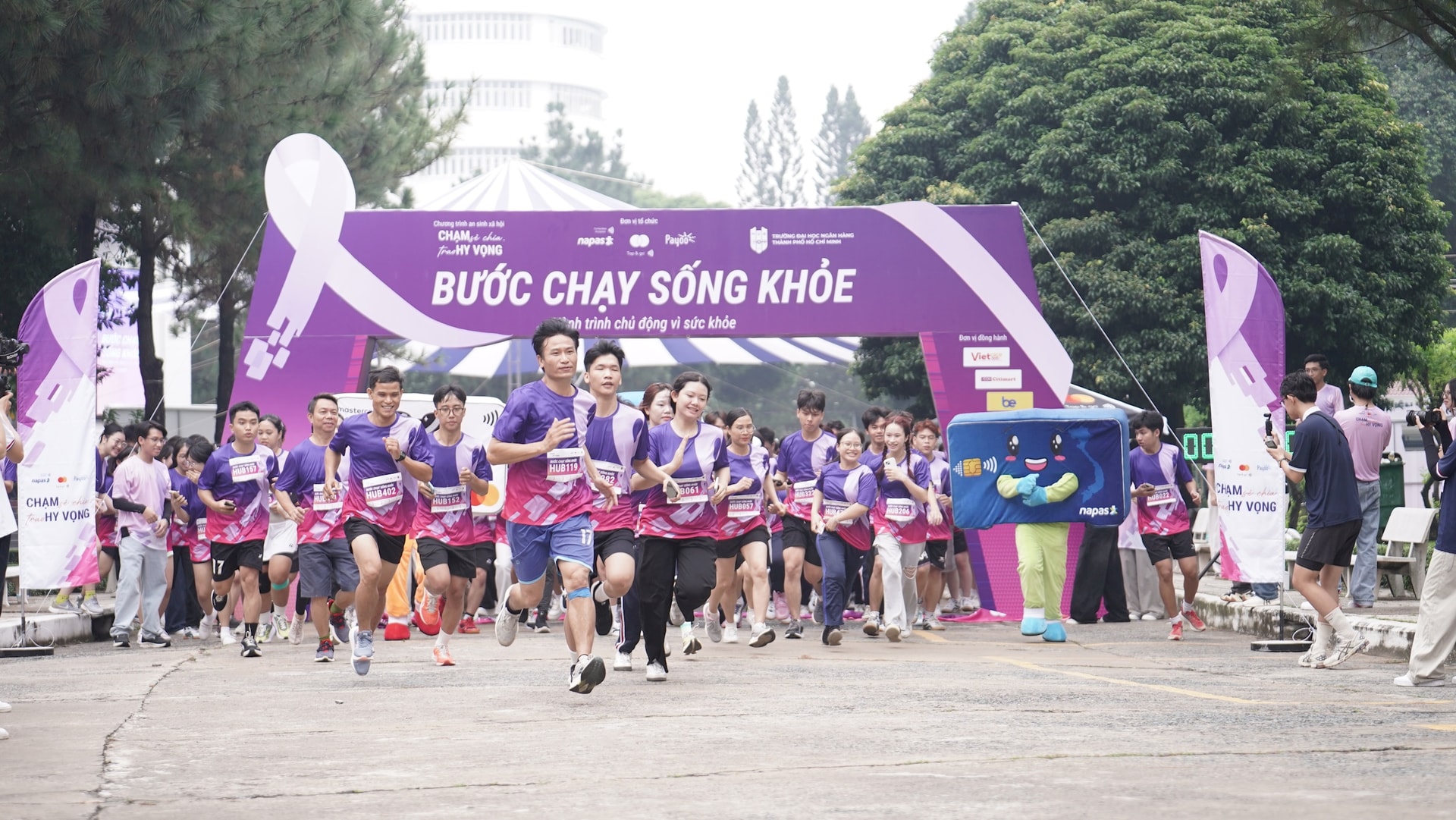 sinh-vien-dh-ngan-hang-tham-gia-chuong-trinh-_buoc-chay-song-khoe_2.jpg
