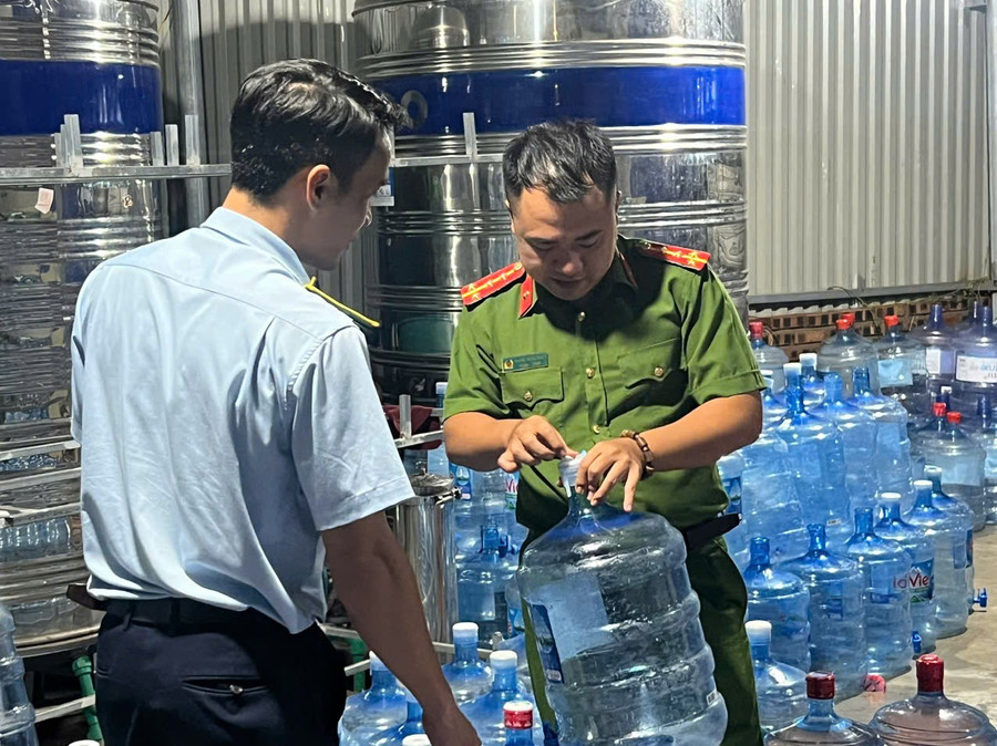 Cơ quan công an thu giữ hơn 500 bình nước Lavie giả các loại 19 lít và 18,5 lít.