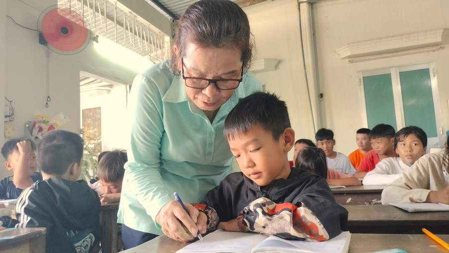 Cô Lê Thị Thu Thiết luyện chữ cho học trò.