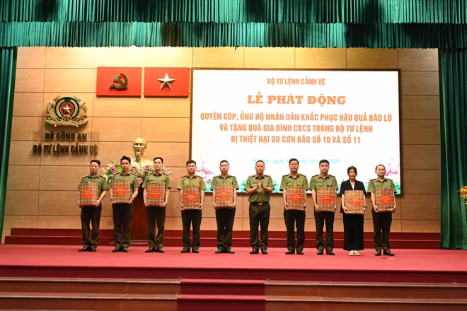 Thiếu tướng Phạm Thanh Hùng, Tư lệnh Bộ Tư lệnh Cảnh vệ trao quà cho CBCS có gia đình bị thiệt hại bởi bão lũ
