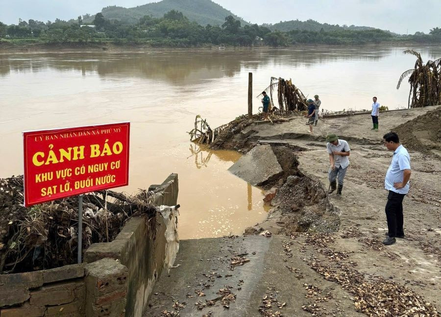 UBND xã Phú Mỹ cắm biển cảnh báo.