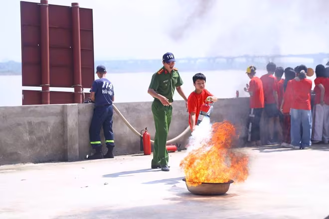 Học sinh thực hành kỹ năng sử dụng bình chữa cháy