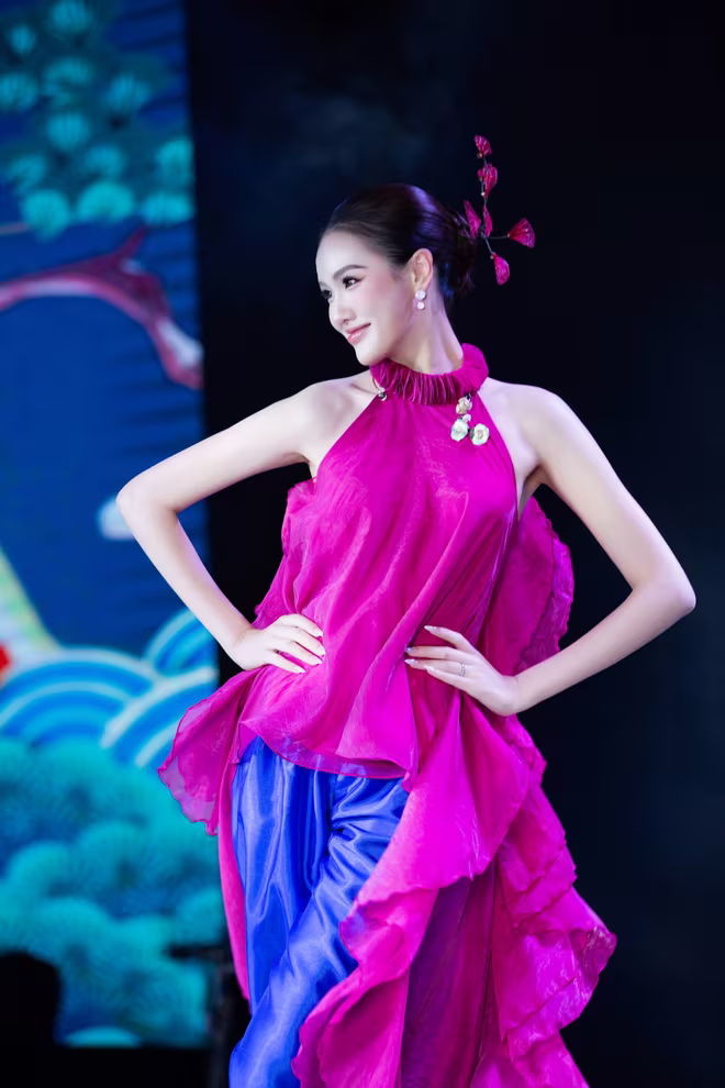 Trịnh Mỹ Anh trình diễn tiết mục múa &quot;Giai điệu Việt Nam mình&quot; tại sự kiện