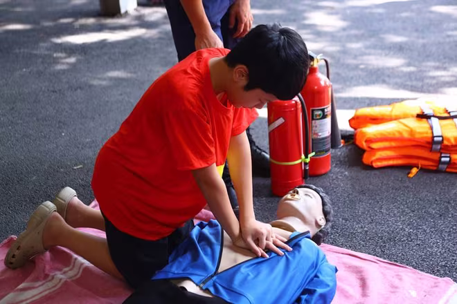 Thực hành kỹ năng sơ cứu nạn nhân