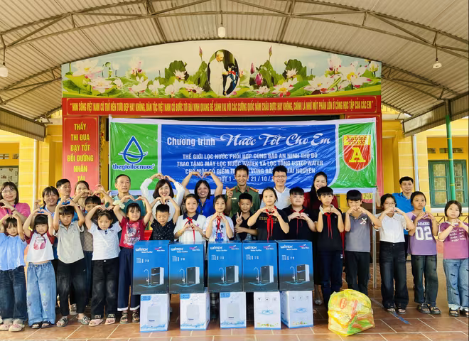 Đại diện Báo An ninh Thủ đô và Thế giới lọc nước tận tay trao tặng máy lọc nước cho 2 điểm của Trường tiểu học Cây Thị trong niềm xúc động.