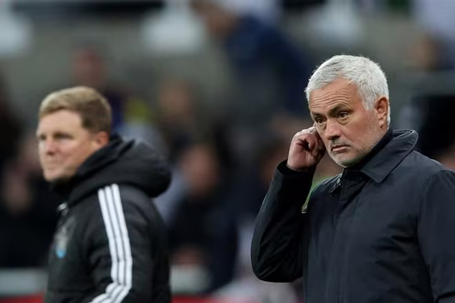 HLV Mourinho trắng tay khi trở lại Anh