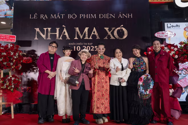 MC Thanh Bạch chúc mừng đoàn phim &quot;Nhà ma xó&quot;