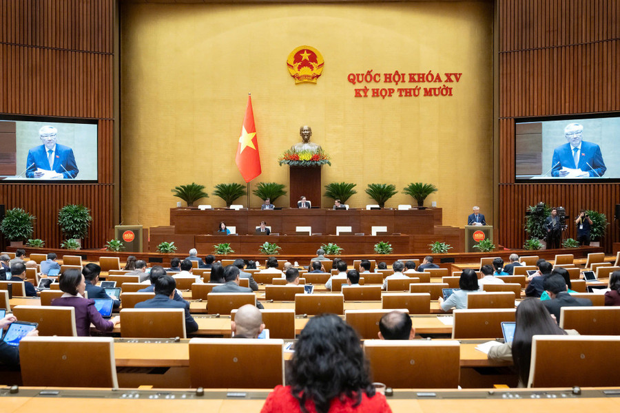 Phó Thủ tướng Thường trực Nguyễn Hòa Bình thay mặt Chính phủ trình bày tờ trình.