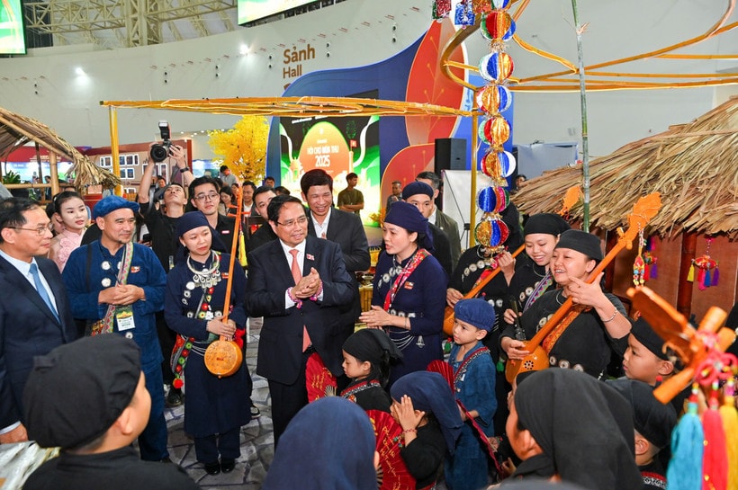 Thủ tướng Phạm Minh Chính kiểm tra tình hình triển khai Hội chợ Mùa Thu năm 2025. (Nguồn: Vietnam+)