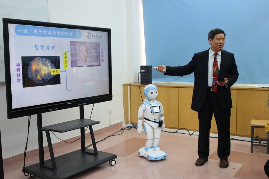 Robot Hua Jin và GS Huang Fuquang.