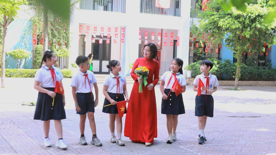 Cô trò Trường Tiểu học Lý Thường Kiệt (phường Văn Miếu - Quốc Tử Giám, Hà Nội). Ảnh: Đình Tuệ