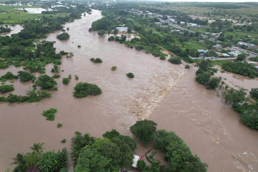 Nước sông vẫn dâng cao. z7162556153659-b5f02974af9a65de729ba6d9403e8631.jpg