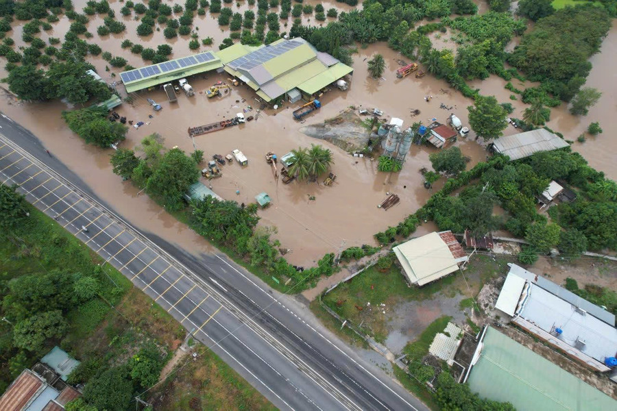Nhiều nhà dân ngập sâu trong nước. z7162556690627-3313808f7927c09ff9e9cef20f28f099.jpg