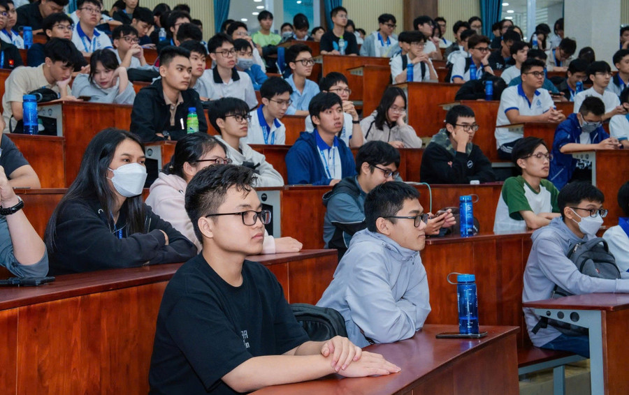 Tân sinh viên Trường Đại học Công nghệ Thông tin (Đại học Quốc gia TPHCM) tại giảng đường đại học. Ảnh: H.Khang