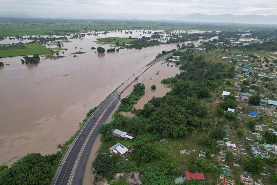 Quốc lộ 1A qua xã Lương Sơn (Lâm Đồng) ngập sâu.