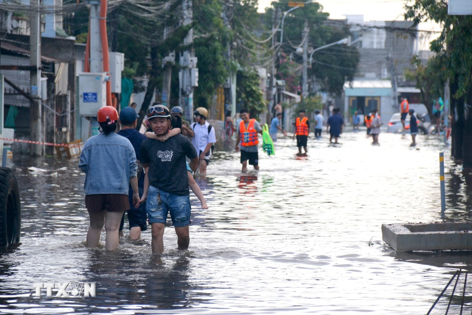 Người dân những khu vực ngập sâu di chuyển đến nơi ở khác. (Ảnh: Nguyễn Thanh/TTXVN)