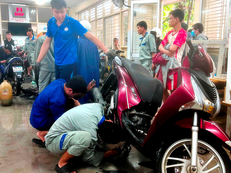 Nhiều xe máy ngâm lũ bị hư hỏng của người dân TP Huế được sửa chữa miễn phí.