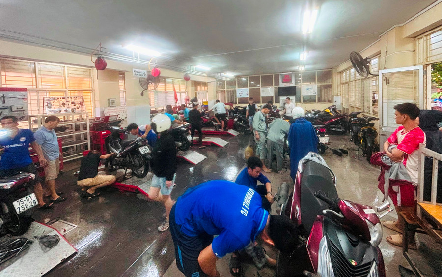 Toàn cảnh khu vực sửa xe tại Trường Cao đẳng Công nghiệp Huế. “Để triển khai, Ban tổ chức gần như "vừa làm vừa chạy. Chúng tôi bắt tay thực hiện ngay sau khi nước rút. Do nhu cầu sửa chữa quá lớn, giai đoạn đầu còn thiếu thốn phụ tùng, dầu nhớt, và đội ngũ kỹ thuật cũng chưa đầy đủ. Tuy nhiên, tất cả đều rất nỗ lực, tập trung làm việc với mong muốn phục vụ bà con tốt nhất”, ông Đặng Thế Anh chia sẻ thêm. anh-6-1.jpg