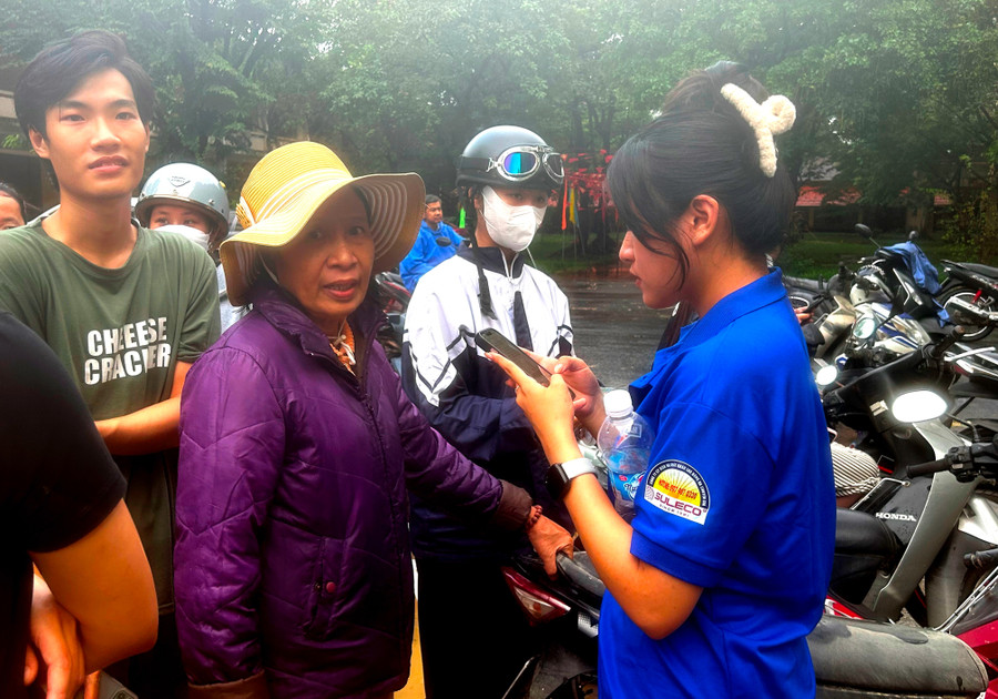 Lũ lụt nhiều ngày qua khiến hàng nghìn phương tiện của người dân Huế bị hư hại nghiêm trọng. Tại Trường Cao đẳng Công nghiệp Huế (đường Nguyễn Huệ), tình nguyện viên giúp bà con đăng ký thông tin sửa xe. anh-1-1.jpg