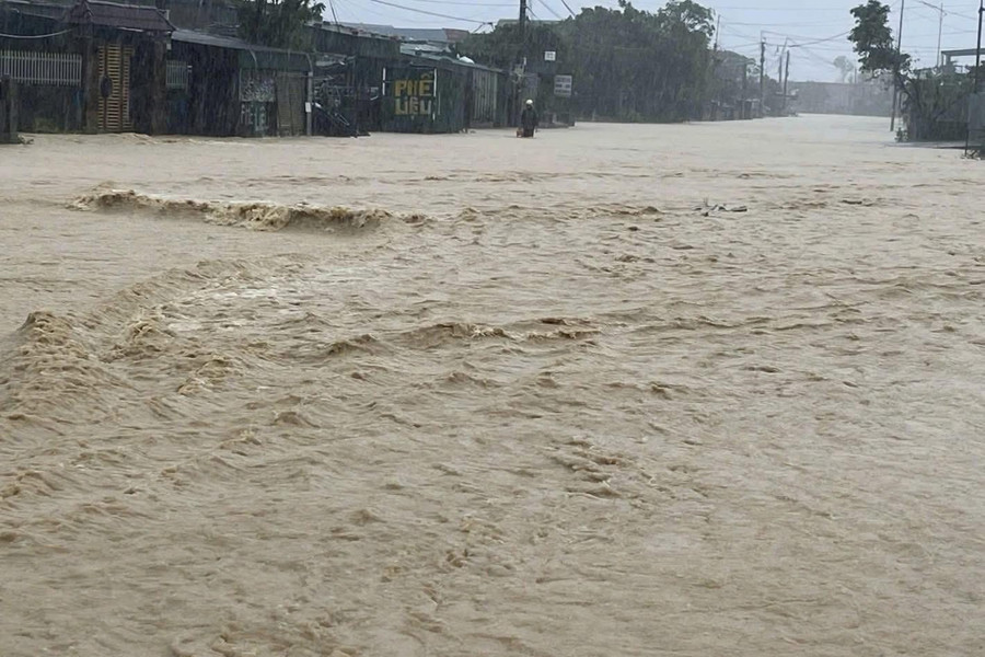 Mưa lớn gây ngập cục bộ nhiều tuyến đường ở phía Nam Hà Tĩnh. (Ảnh: V.H)