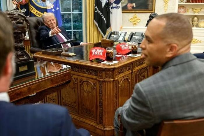 Ông Donald Trump từng trưng bày những chiếc mũ đỏ có in khẩu hiệu “Trump 2028” trên bàn làm việc tại Nhà Trắng