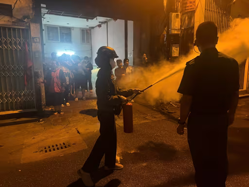 Người dân thực hành các thao tác sử dụng bình chữa cháy