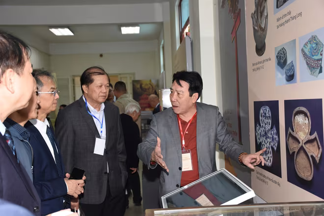 PGS.TS Bùi Minh Trí - Nguyên Viện trưởng Viện Nghiên cứu Kinh thành, Chủ nhiệm Dự án “Chỉnh lý, nghiên cứu, đánh giá giá trị và lập hồ sơ khoa học khu di tích Hoàng thành Thăng Long (ngoài cùng bên phải) và các đại biểu tham gia hội thảo PGS.TS Bùi Minh Trí - Nguyên Viện trưởng Viện Nghiên cứu Kinh thành, Chủ nhiệm Dự án “Chỉnh lý, nghiên cứu, đánh giá giá trị và lập hồ sơ khoa học khu di tích Hoàng thành Thăng Long (ngoài cùng bên phải) và các đại biểu tham gia hội thảo