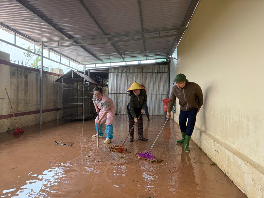 Sau nhiều ngày ngâm trong nước lũ, bùn đất bám vào các sân trường đặc quánh. z7186959434137-61219ce8e702feb9b0446a14ec2c6663.jpg