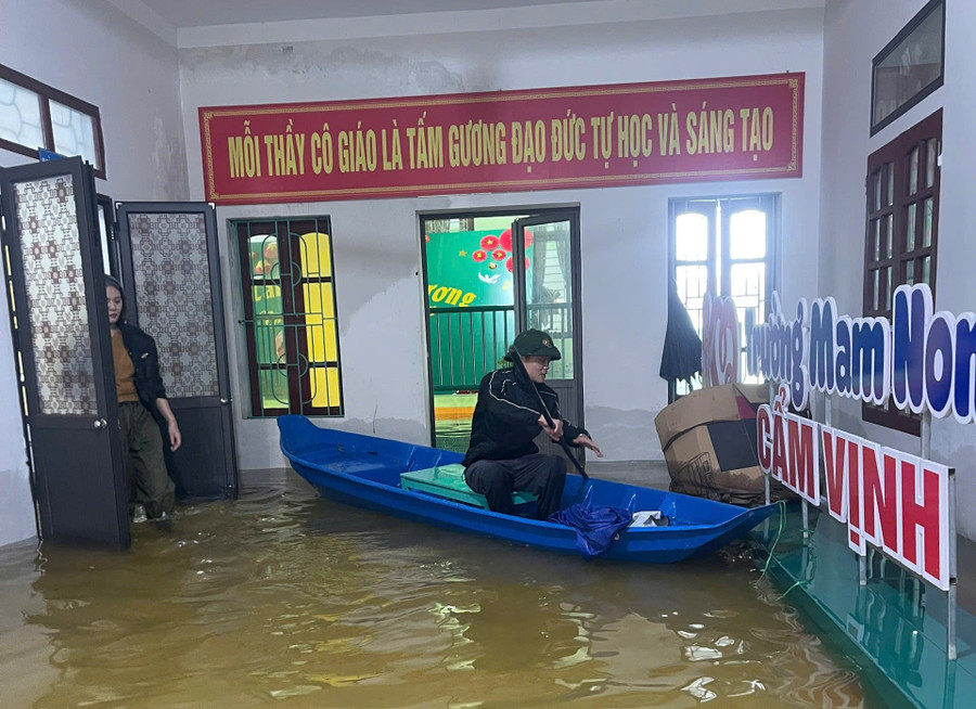 Giáo viên, phụ huynh chèo thuyền vào trường dọn dẹp sau lũ. z7186930664514-32ac2220b8d483540985914f6943ba8d.jpg