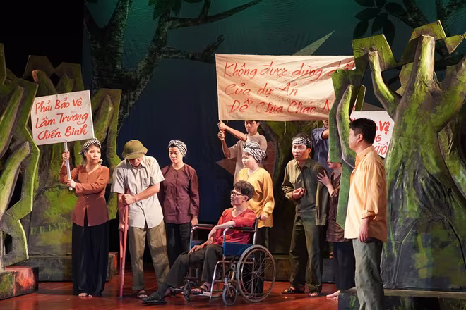 Cảnh trong vở "Biệt đội báo đen" Cảnh trong vở "Biệt đội báo đen"