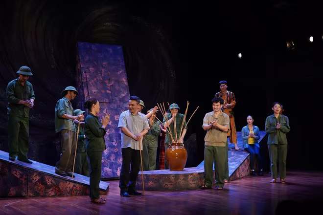 Cảnh trong vở "Bão tố Trường Sơn" Cảnh trong vở "Bão tố Trường Sơn"