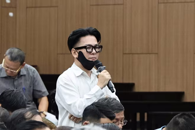 Bị cáo Vũ Ngọc Hà (tức ca sĩ Vũ Hà) trả lời thẩm vấn tại phiên tòa.