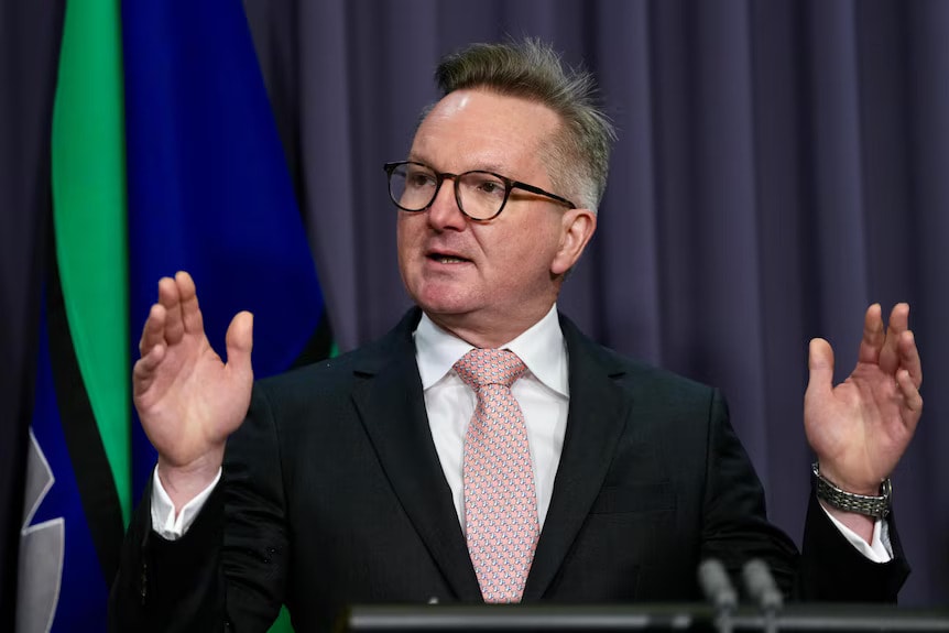 Chris Bowen cho rằng người dân sử dụng điện giữa giờ trưa sẽ được hưởng lợi trực tiếp. Ảnh: ABC News/Callum Flinn.