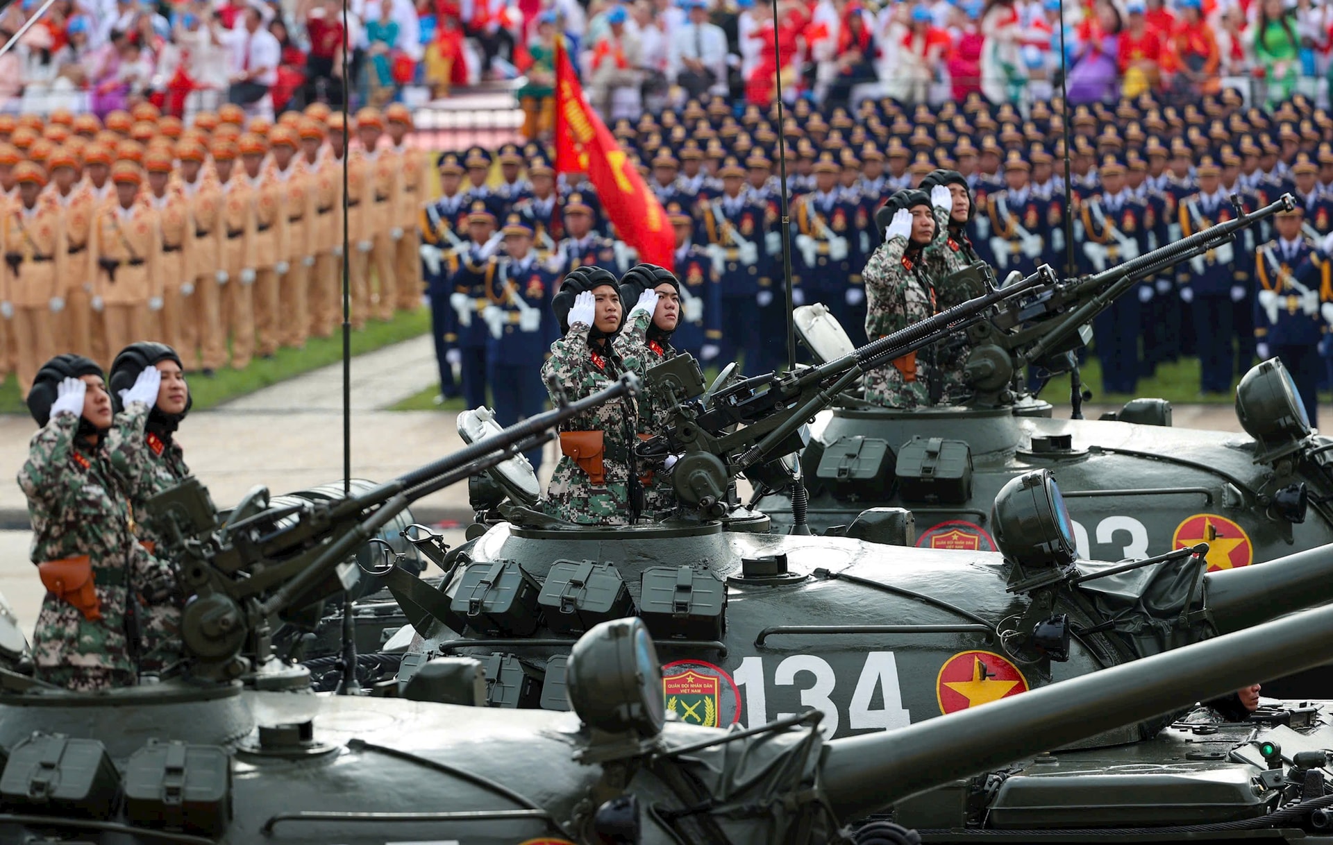 Các khối khí tài quân sự tiến qua lễ đài.