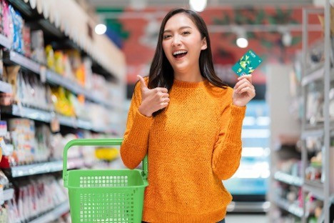 Tận dụng ưu đãi thẻ ghi nợ, xu hướng tiêu dùng thông minh của giới trẻ