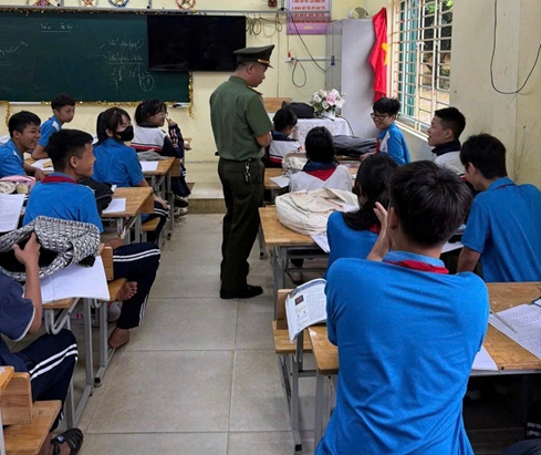 Công an xã Nội Bài kiểm tra các vật dụng, thiết bị nguy hiểm tại các trường trên địa bàn. ha-noi-chan-hoc-sinh-vi-pham-phap-luat-tu-cong-truong-1.png