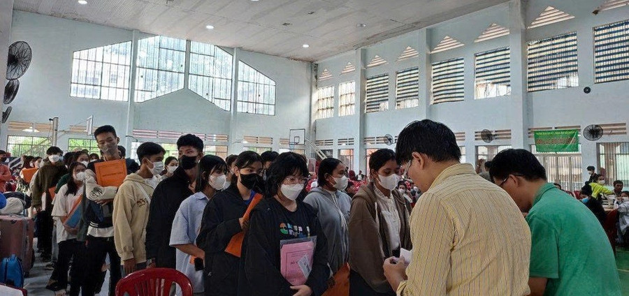 Thí sinh trúng tuyển làm thủ tục nhập học tại Trường Dự bị Đại học TP Hồ Chí Minh. Ảnh: NTCC nang-chat-chuong-trinh-boi-duong-du-bi-dai-hoc-2.jpg