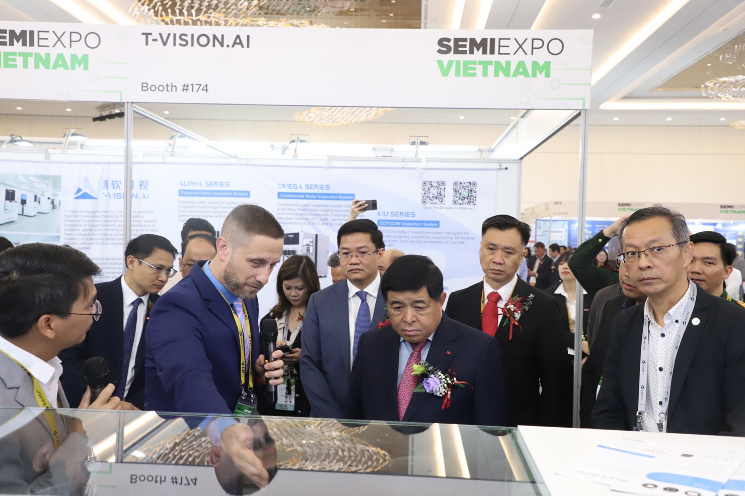 Phó Thủ tướng Nguyễn Chí Dũng cùng các đại biểu thăm các gian trưng bày tại Triển lãm ngành Công nghiệp bán dẫn Việt Nam 2025.