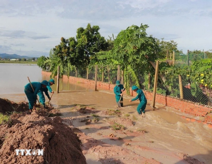 Lực lượng chức năng khắc phục hậu quả bão số 13. (Ảnh: Hồng Điệp/TTXVN)