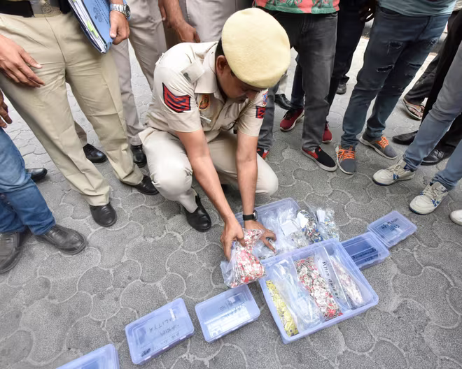 Các đối tượng và tang vật bị thu giữ khi cảnh sát Delhi triệt phá một đường dây tổng đài lừa đảo hoạt động từ Jamtara vào tháng 4-2023