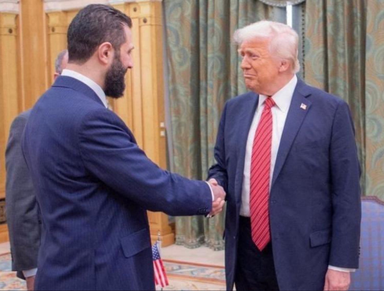 Tổng thống Mỹ Donald Trump và Tổng thống lâm thời Syria Ahmed al-Sharaa trong cuộc gặp hồi tháng 5 tại Ả Rập Xê Út. Ảnh chụp màn hình.