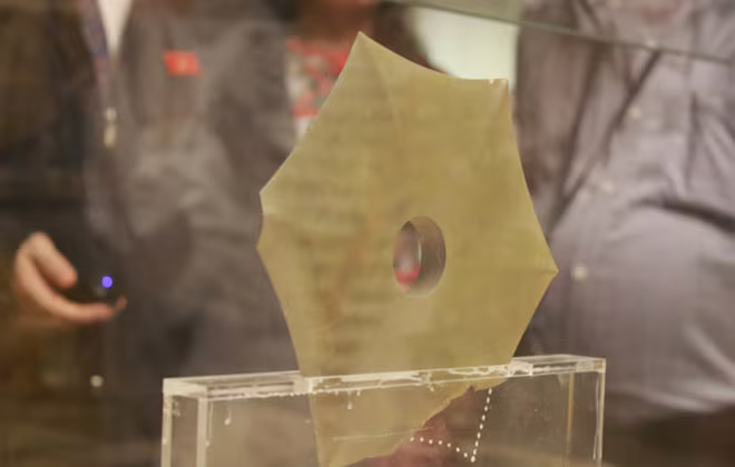 Rìu bích, một trong những hiện vật đồ đá đặc sắc nhất trưng bày.