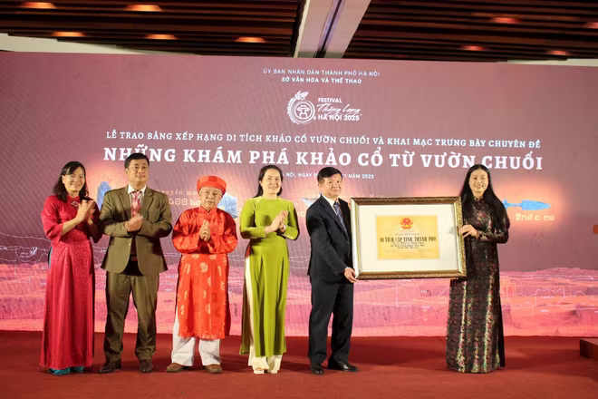 Giám đốc Sở VH&amp;TT Hà Nội Bạch Liên Hương trao bảng xếp hạng di tích cấp Thành phố cho lãnh đạo và nhân dân xã Hoài Đức.