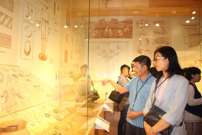 Các hiện vật đặc sắc của khu di tích Vườn Chuối được giới thiệu tới người xem tại không gian trưng bày.