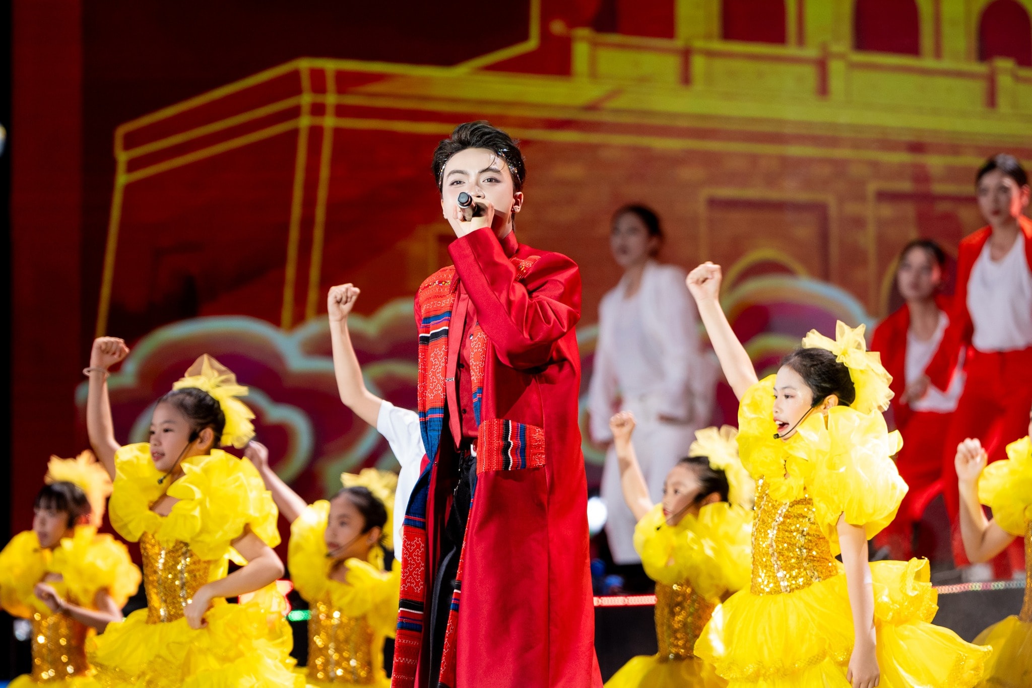 Lưu Quốc Vượng biểu diễn bài hát của mình tại Quảng trường Đông Kinh Nghĩa Thục, TP Hà Nội. (Ảnh_ NVCC)